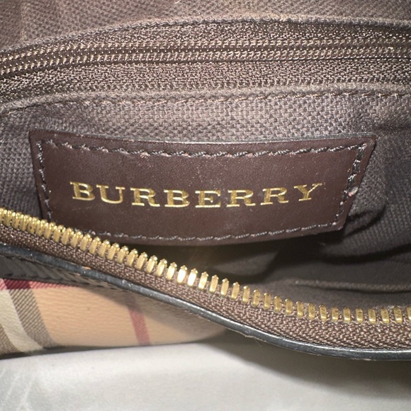 I’m selling my Burberry bag perfect for the fall - Picture 3 of 5